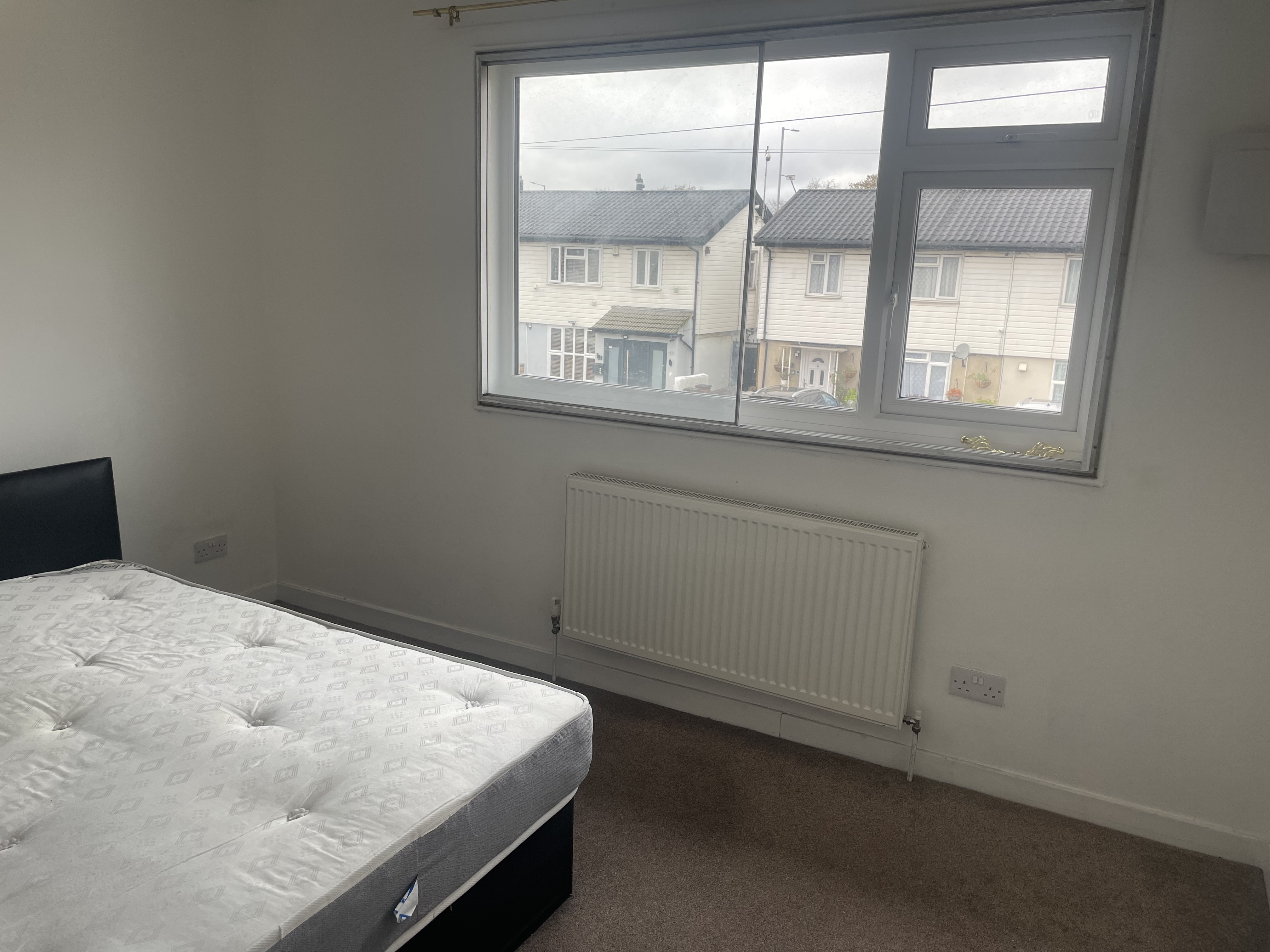 Spacious Double Bedroom to rent in Hounslow, London — photo 4