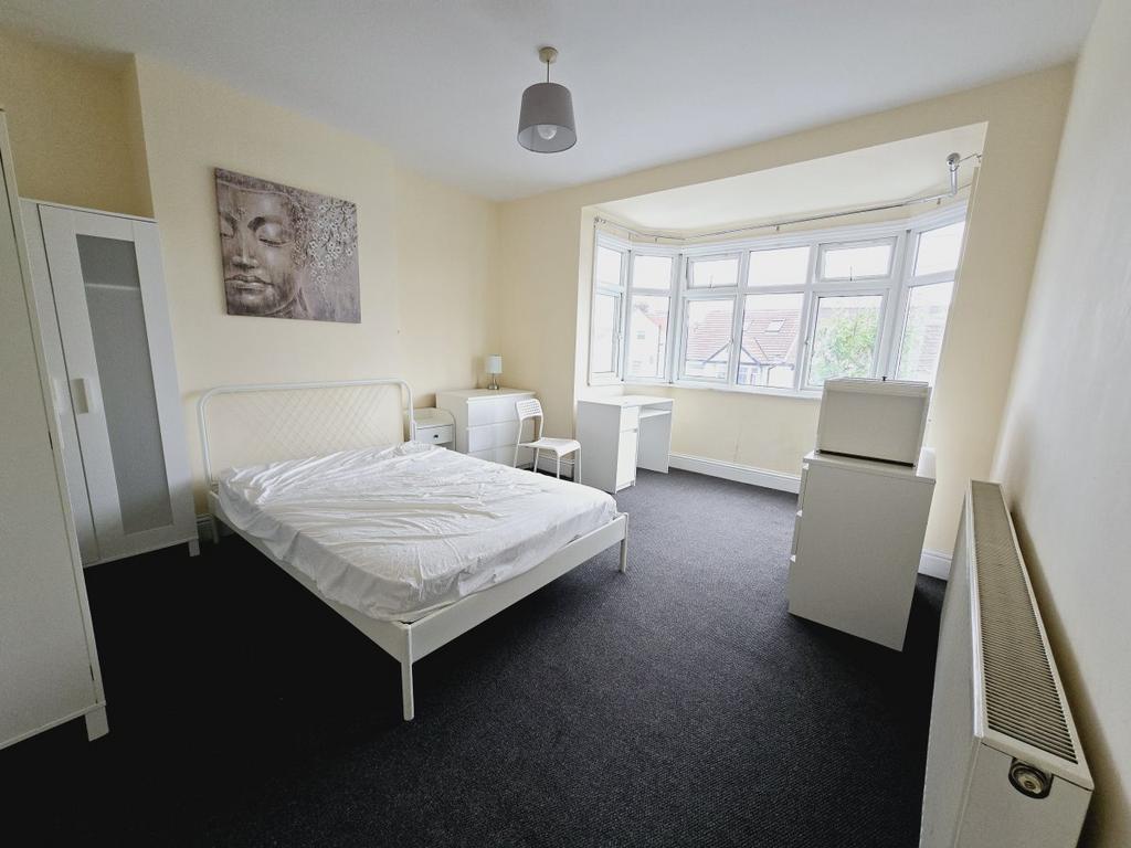 MASTER ROOM to rent in Southall, London — photo 1