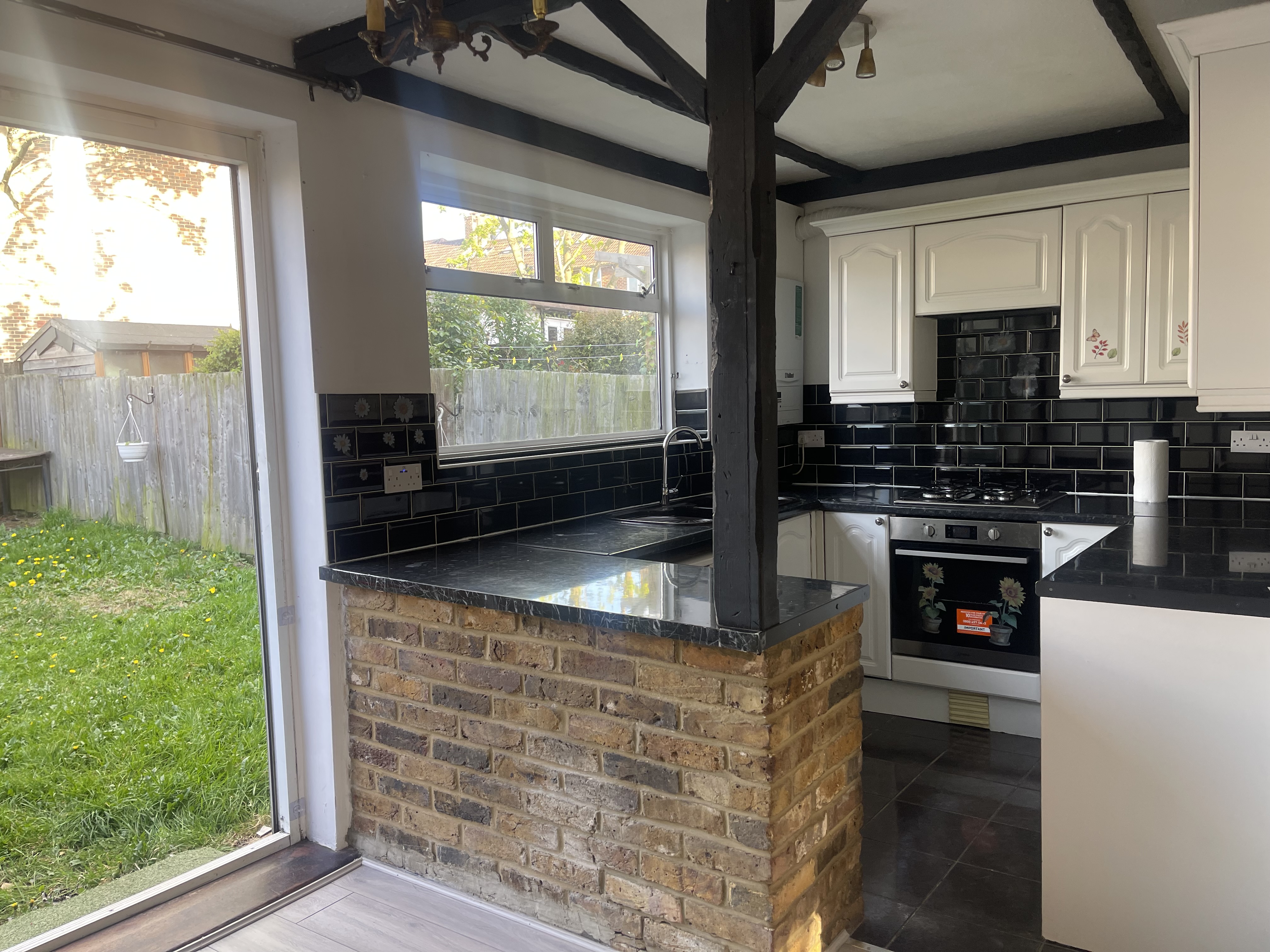 3 bedroom house in Hanwell W7 1AR to rent in London — photo 5