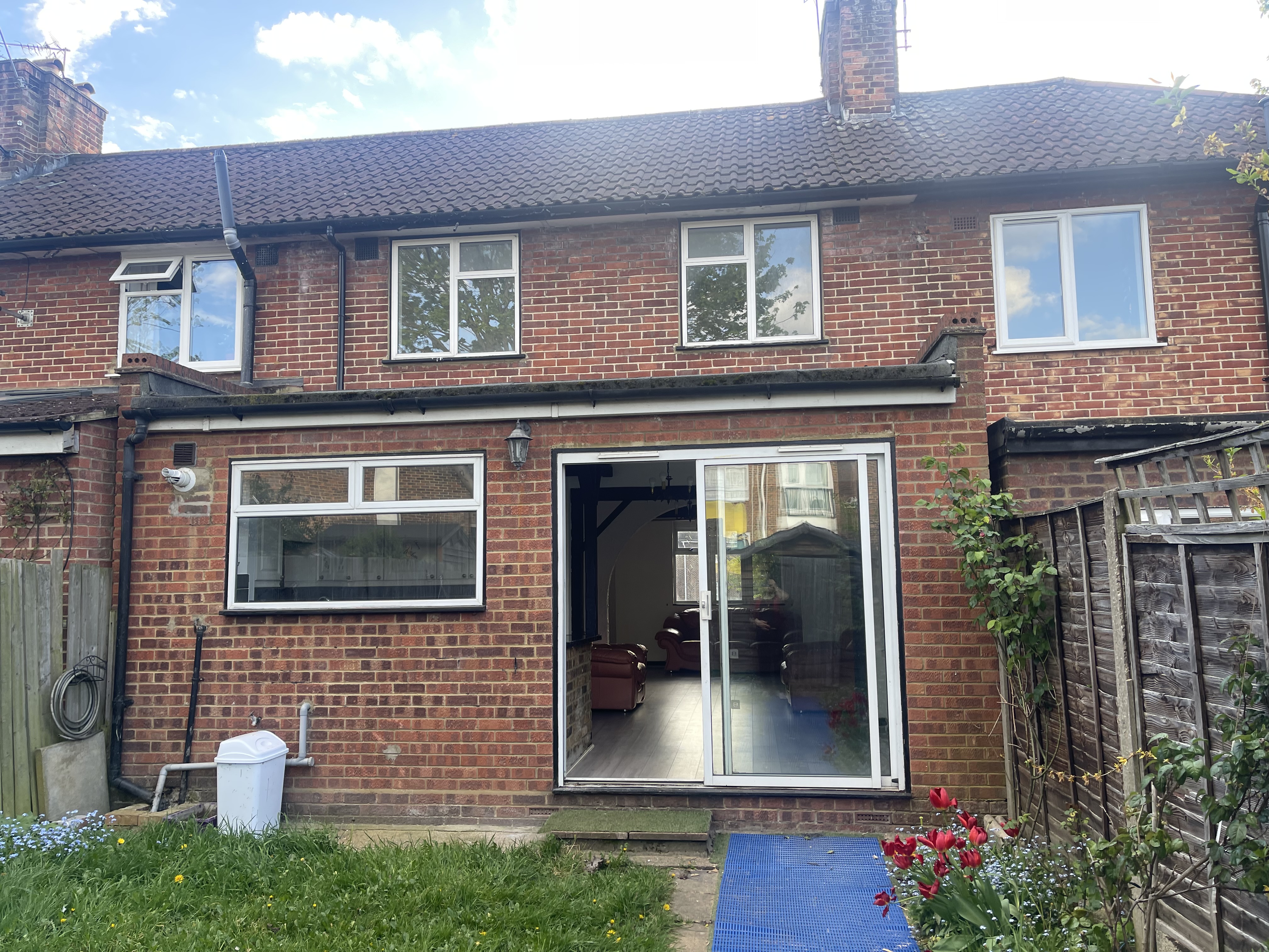 3 bedroom house in Hanwell W7 1AR to rent in London — photo 9