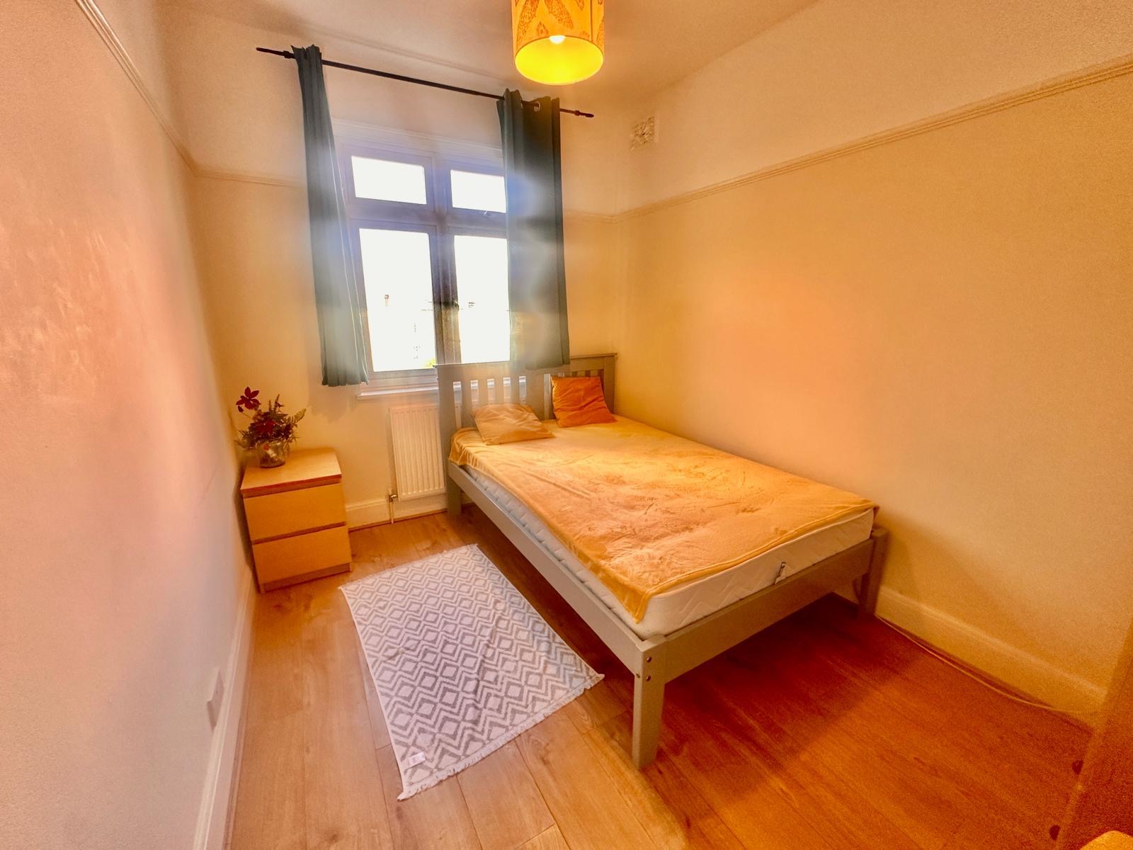 Single and a Double rooms near to rent in Bounds Green, London — photo 4